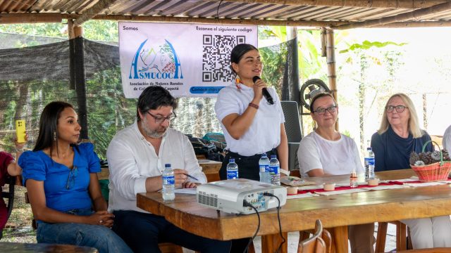 "O que vemos não são só materiais e intraestruturas, mas também uma comunidade: esposos, mulheres, maridos – este é um projeto de vida pessoal e coletivo." Paola Ortega, subdiretora administrativa Red Adelco