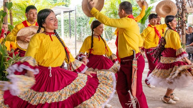 A Dança da Canangucha, interpretada por um grupo juvenil da Casa de La Cultura de La Montañita