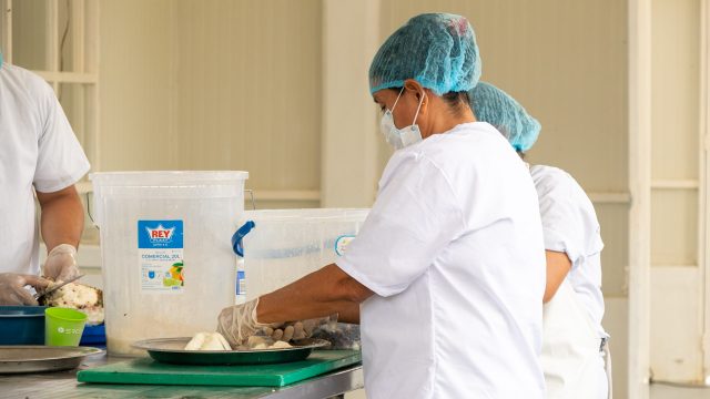 Trabalhadoras a processar a fruta para o fabrico de polpa