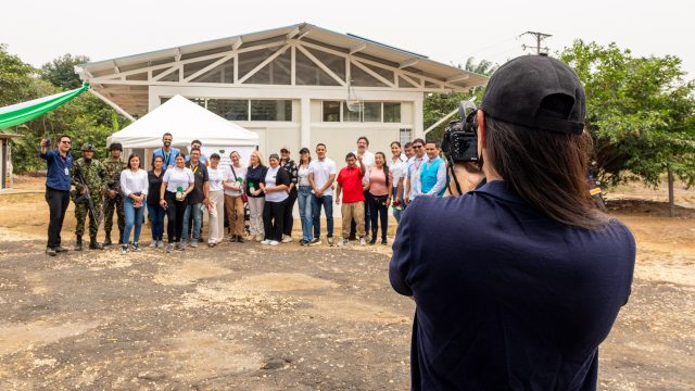 A organização do evento de inauguração pousa para a fotografia