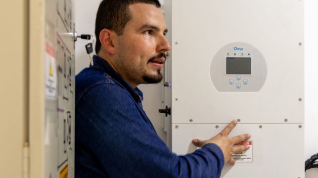 Edward Betancourt Poveda, engenheiro elétrico, explica o funcionamento do sistema de aproveitamento da energia fotovoltaica