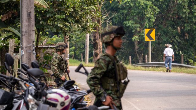 Representantes do exército colombiano a garantir a segurança do evento